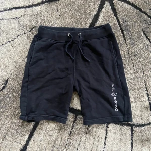 Sail Racing shorts - Sail Racing shorts i nyskick!  Storlek: 170  Färg: Svart  Pris: 100 kr   Frakt är möjligt men köparen står för den! Om du är intresserad av fler kläder från min profil kan du få ett paket pris.   Allt gott //Viktor 