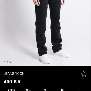 ”ICON” jeans - säljer dessa low/mid waist ”icon” jeans Sitter jätte bra på benen och bra i längd på mig som är 160 då jag har sytt upp dem lite❤️ Original pris är 400 kr, säljer för mindre än hälften