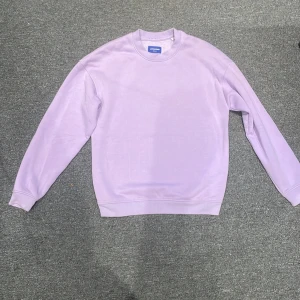Jack and jones sweetshirt - Storlek m\s  Skick 8.5/10 Färg pastell lila  Märke jack and jones  Vid snabb affär löser jag ett bättre pris