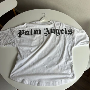 Palm angels t shirt - I väldigt bra skick! Säljer denna klassiska Palm angels t-shirten som jag köpte via miinto. Storlek S Herr Jag köpte den för 3500 