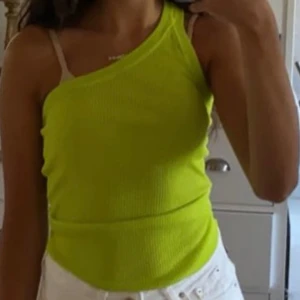 Grön topp 💚 - Super cute grön topp från Zara i storlek XS 💚