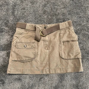 Kjol  - En militärgrön jeanskjol💞 skit snygg men är för stor för mig 