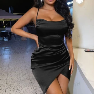 Sidenklänning - Använd fåtal gånger, skönt mjukt material! Pris kan diskuteras vid snabb affär💖