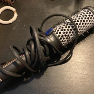 En mellan stor Björn Axén värmeborste. - Detta är ”mellan”  så inte den lila men inte den stora!! Den är jätte bra!! O gör sitt jobb riktigt bra!! Jag vill då bli av me denna pågrund av att jag har redan saker som liknar denna värmeborsten o då som gör att den inte kmr till användning❤️ 