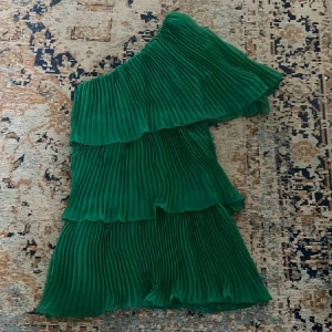 Volangklänning 💚 - Super fin grön volangklänning, använd 1 gång 💚