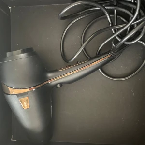 GHD hårfön  - GHD hårfön i färgen svart och rosé.  Använd men i bra skick 
