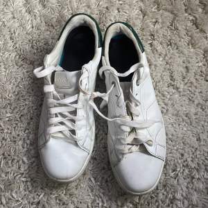 Ett par vita Björn Borg sneakers i strl Eur 44