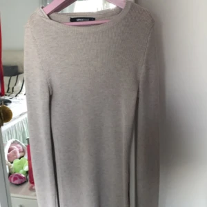 Beige tröja - Fin långärmad beige tröja från Gina. Söljer då den inte kommer till användning. 