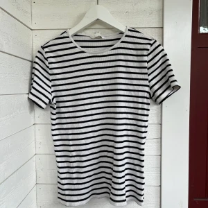 Randig t-shirt - Säljer svartvit randig ribbad t-shirt i st Large i gott skick. Har används fåtal gånger. (Tvättas innan jag skickar)