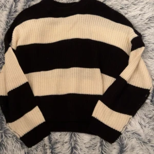 Tröja - Denna stickade tröjan är varm och sitter väldigt bra på har inte använt den så många gånger derför säljer jag den eftersom den bara ligger i min garderob.