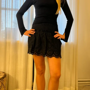 Svart minikjol med spets - Superfin minikjol från zara med broderie anglais i botten. Den är i nyskick och passar till allt!!! Modellen är 174🩵🩵