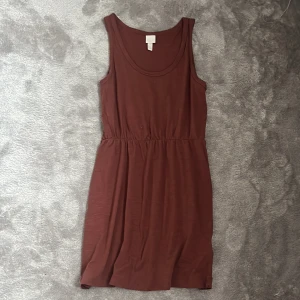 Klänning  - Klänning med veck i midjan och U rigning.