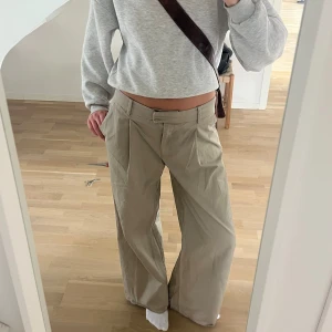 Lågmidjade kostym byxor - Skit snygga lågmidjade kostym byxor! Jag bär storlek 36 och det sitter bra lågmidjat på mig. Säljer pågrund av att jag inte får använding av de längre. (Uppsprättade där nere pgd att jag ville ha de längre) Jag är 175 cm💕