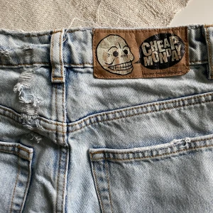 Cheap Monday Jeans - Jeans från Cheap Monday, raka m hög midja Strl 26/32, skulle säga XS/34 Använda ett fåtal gånger Försökte sy på en lapp för länge sedan som skulle täcka slitningen under bakfickan, går att sprätta bort för den som är noga ☺️ Mått kan fås