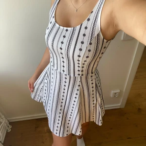 Vit sommarklänning  - En söt sommarklänning med stretchig material.