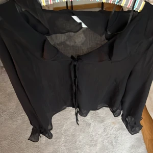Svart blus - Svart blus i topp skick. Passformen sitter perfekt. Storlek S. Jätte skön att ha på sig men ett tips är att ha en svart bh till.