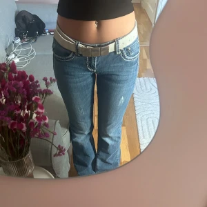Lågmidjade jeans  - Jätte fina blå lågmidjade jeans<3 Köpta på en second hand butik i London för 900kr. Säljer pga av att dem är något för små för mig.