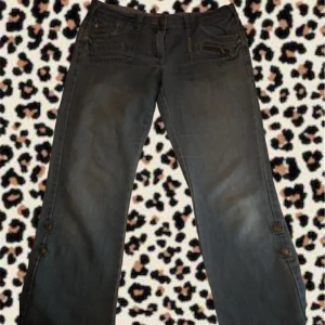 Söta jeans😇 - Super fina jeans från märket boyfriend. Midjemått rakt över:41 cm, Innerbenslängd: 79cm.💘 de är lite slitna på vissa ställen men inget allvarligt. Skriv om ni har frågor!🙏 lägg gärna prisförslag😊
