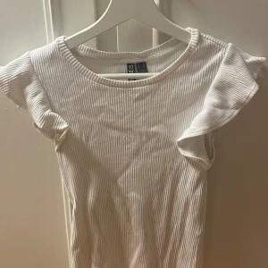 Tröja me volanger - Jätte fin tröja som är aldrig använd