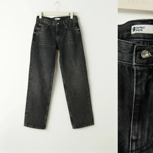 Jeans - Snygga jeans från Gina tricot i modellen ”low straight petite jeans”. Jeansen är endast använda en gång & i mycket bra skick!🤍