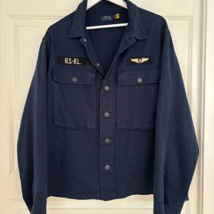 Säljer nu min super feta field jacket från Ralph lauren då den tyvärr inte riktigt passade mig. Den är endast testad och aldrig använd samt lappar finns kvar! Är i storlek L och passar L och M. Skriv vid frågor!