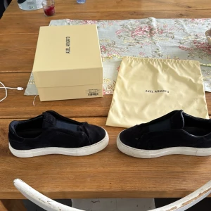 Axel Arigato Clean 360 Laceless - Säljer mina Arigatos för att jag har köpt nya dojor  Skick 7-8/10  St 41 Navy/mörkblå