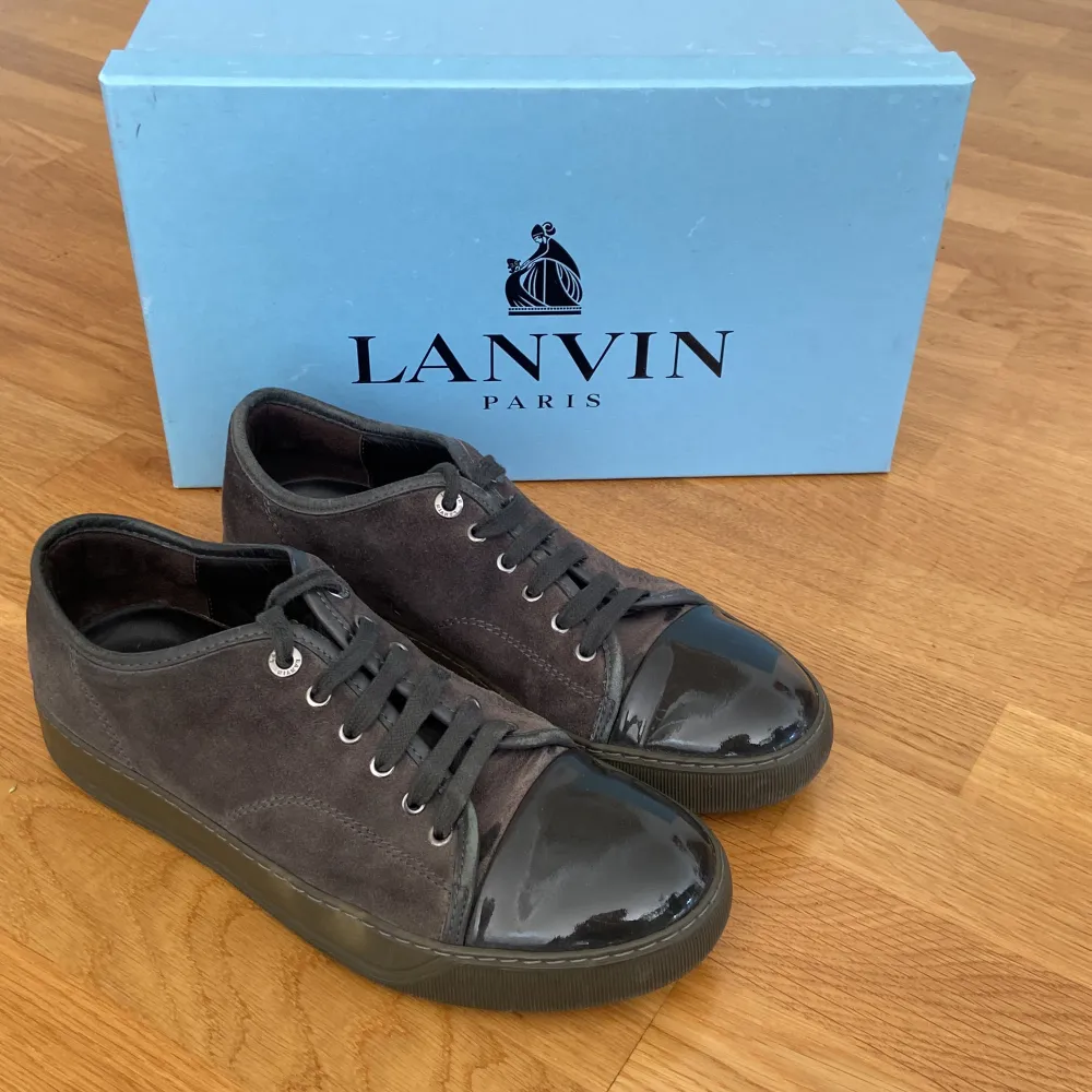 Lanvin sneakers i mörkgrått/svart Relativt bra skick. Skorna är i mocka och hade blivit ännu snyggare vid en enkel mockatvätt och lite putsande/borstande. Nypris för dessa ligger runt 4500kr. Skriv om du vill veta mer!. Skor.