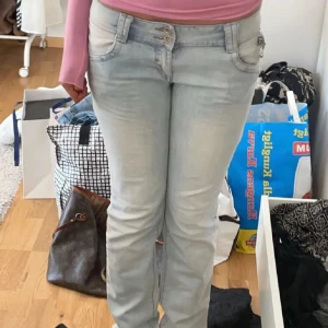 Lågmidjade jeans - Supersnygga jeans! Midjemått 38cm och innerbenslängden är 78cm💗