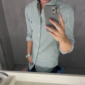 Ralph Lauren skjorta - Hej, säljer nu min fina Ralph Lauren skjorta storlek M slimfit. Den är i nyskick och kommer vara otroligt snygg i sommar. Nypris 1500kr! Vi kommer att sälja liknande produkter nu i sommar så glöm inte följa profilen!🌊🍾