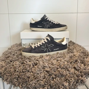 Premieta Sneakers  - Säljer ett par riktigt feta och sköna premietas, perfekt för sommarn men även året runt. Lite smutsiga men kan lätt finas till samt byta snören, använda endast halva sommaren. Kolla gärna in i profilen för ett par schyssta maison margielas!