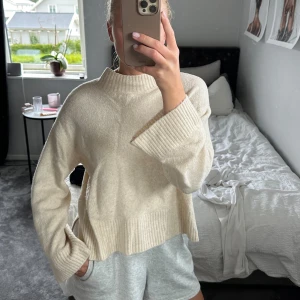 Stickad tröja - Stickad tröja med lite högre hals, så skönt material!🥰