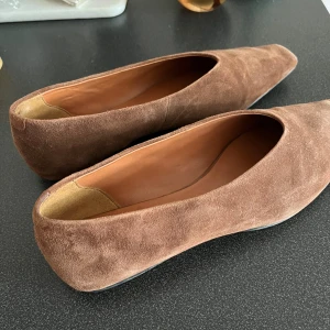 Ballerinaskor Vagabond - Bruna ballerinaskor i mocka från Vagabond. Använda en gång så i mkt bra skick. Nypris 1000:- så ett riktigt kap . Strl 40