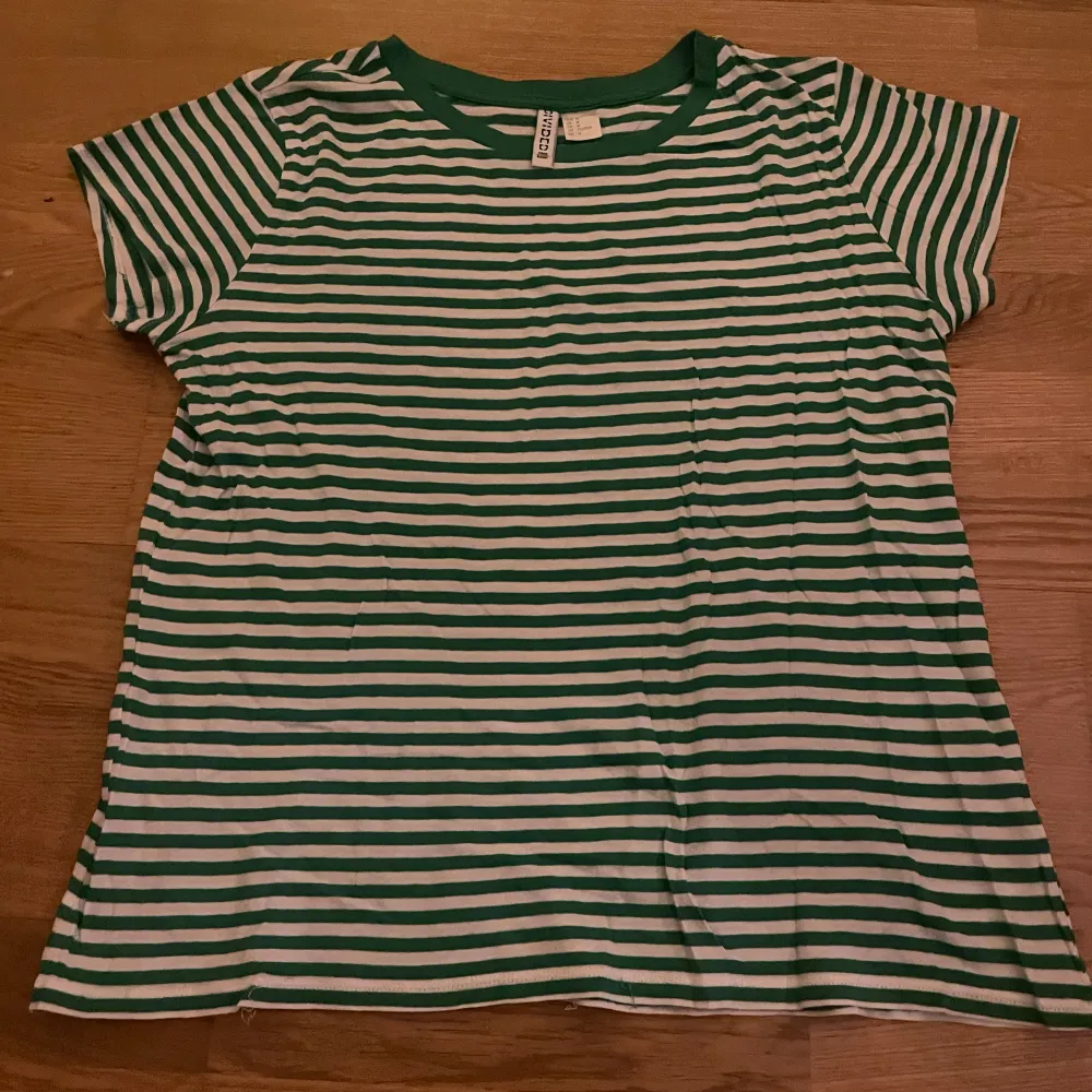 en grön och vit randig tröja från hm. tröjan är croppad. storlek M. om ni har några frågor får ni gärna höra av er! :). T-shirts.