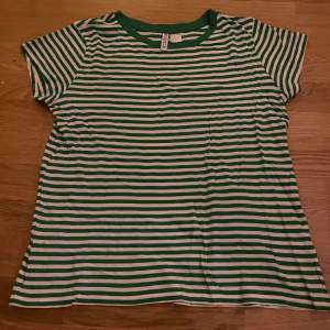 en grön och vit randig tröja från hm. tröjan är croppad. storlek M. om ni har några frågor får ni gärna höra av er! :)