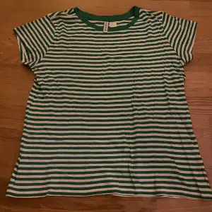 en grön och vit randig tröja från hm. tröjan är croppad. storlek M. om ni har några frågor får ni gärna höra av er! :)