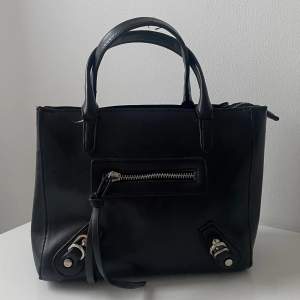 Säljer denna handväska, fint skick och sparsamt använd🖤 köpt från Nelly 