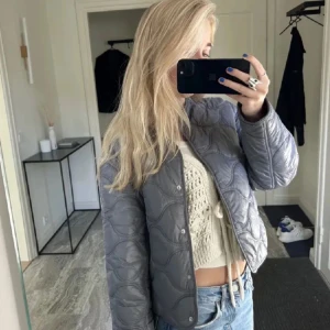 Mango jacka💕 - Intressekoll på min supersnygga mango jacka! (Lånade bilder)Den är i fint skick och perfekt nu när det börjar bli varmare. Tryck INTE på köp nu innan du meddelat mig. Om du har några frågor är det bara att skriva💕