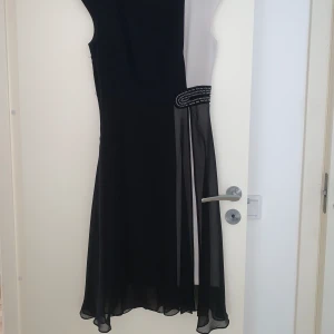 Vit och svart klänning  - Realet nice for a formal event or date :)) I only wore it at my graduation