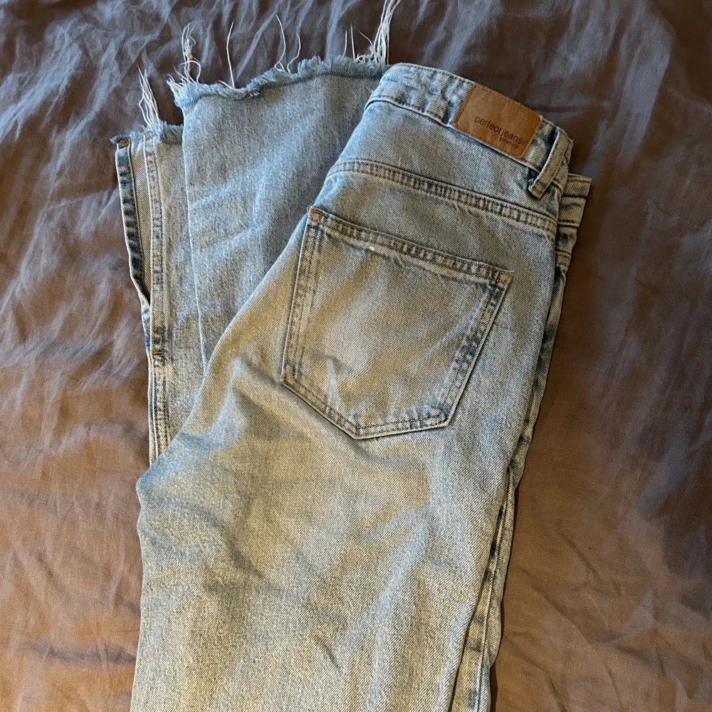 Säljer dessa snygga midwaist jeansen från Gina Tricot då de ej kommer till användning. Full length med slits vid bensluten. Bra skick!! Innerbenssömmen är 86cm. . Jeans & Byxor.