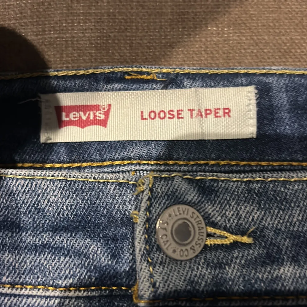 Mått 14a Bra skick Ljusblåa jeans Loose taper Bra passform. Jeans & Byxor.