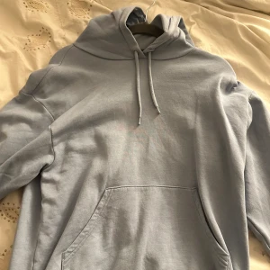 Ljusblå hoodie från Monki.  - Köpt för ca 2 år sen. Superfint skick, andvänd max 10 gånger. Storlek S. Kan skicka fler bilder. Möts i sthlm elr postas. Kom med bud med rätt att neka! 