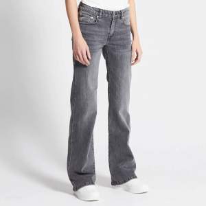 Säljer dessa ”90’s boot” jeans då de är för korta på någon som är ca 170 cm.  De är i väldigt fint skick!🥰