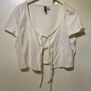 En vit T-shirt med 2 knutar