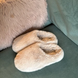 Tofflor från ZARA HOME - Tofflor från ZARA HOME i storlek 36. 🌸