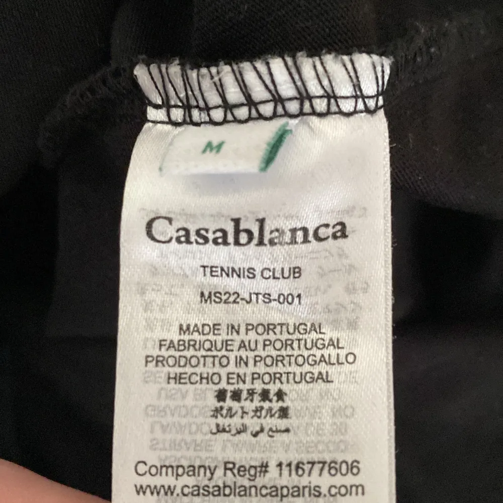 Jag säljer denna Casablanca t shirt där den inte får så mycket användning. Äkta och köpt från Casablancas sida. För mer frågor kontakta☺️. T-shirts.