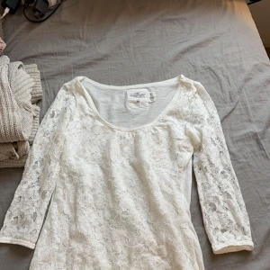 Spets vit tröja  - Storlek XS, i bra skick har knappt andvänts, En somrig tröja. Original pris 200kr