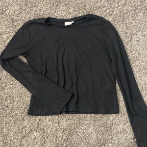 Långärmad tröja  - Jätte fin, knappt använd från nelly med vida ärmar