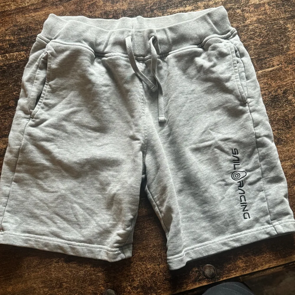 Fina gråa shorts som är perfekt till en sommardag/kväll.. Shorts.