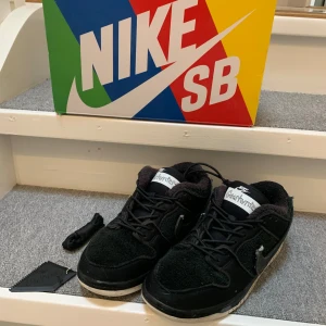 Nike sb dunk low Gnarhunters  - Nästan nya gnarhunters andvänt 5-6 gånger max, och har inga defekter. Nya kostar runt 5000-6000kr. Storlek 42,5.