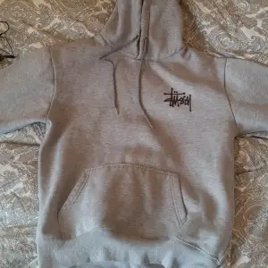 Stussy hoodie men lite näsblod fläckar, annars så är den helt okej. Tröjan är också fake‼️